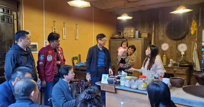 长沙铜官草市商业架构设计 戴欣明 李艺冲 江业志 付秀芬  动能智库构建托管可复制战略 四季康养定位策划 商业地产定位策划  特色小镇战略定位 乡村旅游策划定位 商业街策划定位
