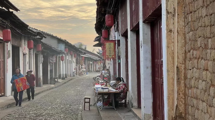 珠玑巷  大健康 乡村振兴 多产业振兴 高质量发展 人才振兴 特色文旅小镇 城市更新  新媒体 产业电商 四季康养产业  红色文旅  非遗传承 共同富裕 动能智库 戴欣明 五邦集团  华明有 贵山行旅 上河行旅 欢乐上河 海水康养 酒肆街 四季康养特色文旅小镇 单产业电商模式打造罗浮山茶产业 四季康养特色文旅小镇 惠州筹建处揭牌仪 大湾区惠州的大健康产业升级  戴欣明工作室 蔡恒儿工作室  产业园定位策划  乡村旅游策划定位