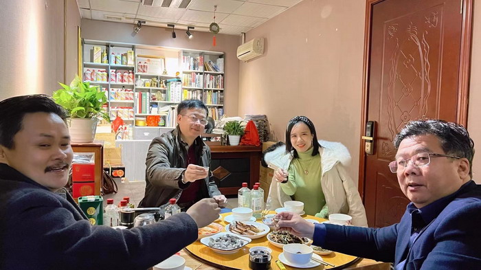 苍天脚步 柏塘山茶酒肆合 茶产业电商模式再造 鹿湖温泉似圣水 顺县留隍镇 恒儿茶 恒儿的茶 酒肆街 酒肆街小酒馆 酒肆街啤酒 酒世界扎啤 酒肆街精酿 四季酒肆 大健康 乡村振兴 多产业振兴 高质量发展 人才振兴 特色文旅小镇 城市更新  新媒体 产业电商 四季康养产业  红色文旅  非遗传承 共同富裕 动能智库 戴欣明 五邦集团  华明有 贵山行旅 上河行旅 欢乐上河 海水康养 酒肆街 四季康养特色文旅小镇 单产业电商模式打造罗浮山茶产业 四季康养特色文旅小镇 惠州筹建处揭牌仪 大湾区惠州的大健康产业升级