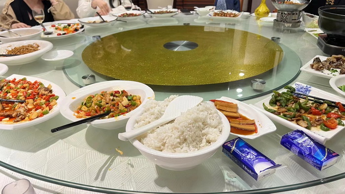 徐州驻深办 汴河书院 酒肆夜话 开封城市升级 开封商业产业定位策划 佛山欢乐上河 佛山酒肆街 动能智库校董温宗盛 数字新奥莱文谷总部 CTDU中旅联 全国跨界融合产业创新联合体 动能智库 奥特莱斯·新奥莱 大健康 共同富裕 数字奥莱　酒肆街品牌管理（深圳）有限公司 酒肆街小酒馆  中国特色文旅小镇商业街镇特许经营第一人戴欣明 中国特许经营第一人刘文献 四季康养文旅小镇惠州多个项目签约　黄华锦 国际品牌商业街　数字生活体验中心　数字康养体验中心　江边轻奢酒店　奢侈品创意学院　网红孵化基地　数字新奥莱网红