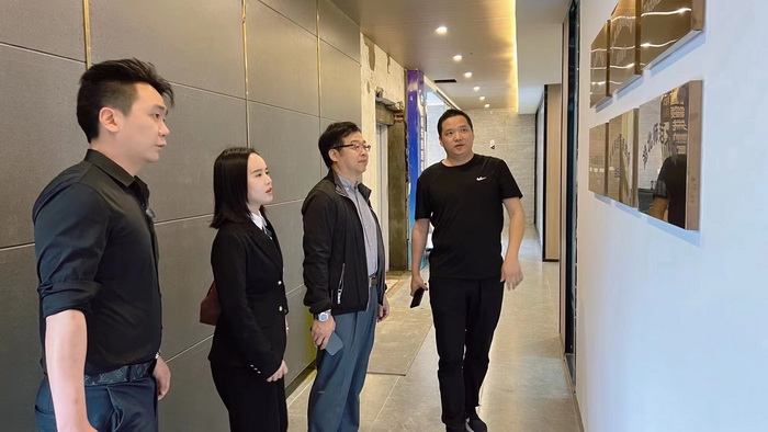 跨境产业生态 数字经济产业间 动能智库成员在龙华区数字经济跨境电商产业园 数字经济产业间，跨境产业生态建，专业服务深圳囊，产融全球大旗扛-国内直播看杭州，海外直播看深圳，动能智库成员在龙华区数字经济跨境电商产业园