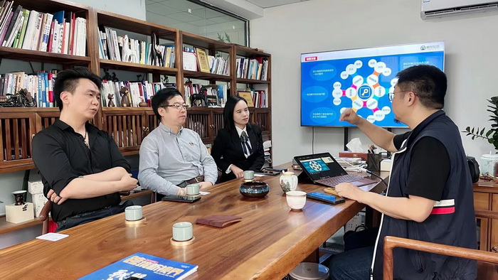 跨境产业生态 数字经济产业间 动能智库成员在龙华区数字经济跨境电商产业园 数字经济产业间，跨境产业生态建，专业服务深圳囊，产融全球大旗扛-国内直播看杭州，海外直播看深圳，动能智库成员在龙华区数字经济跨境电商产业园