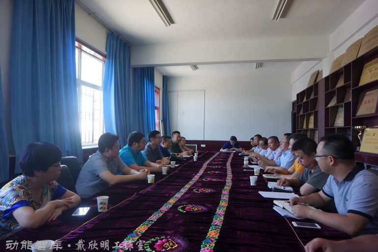 动能智库－戴欣明工作室首席战略顾问戴欣明、孟建民院士团队一行在新疆哈密市调研，期间各级领导陪同讲解，为特色小镇战略定位策划、规划概念设计出谋划策