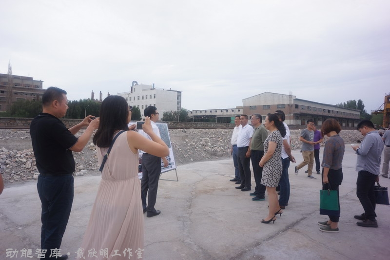 期间，戴欣明作为哈密碱厂改造的首席战略顾问，在哈密碱厂做密作品牌如何融入进行现场讲解，戴欣明与文化部副部长项兆伦亲切交流