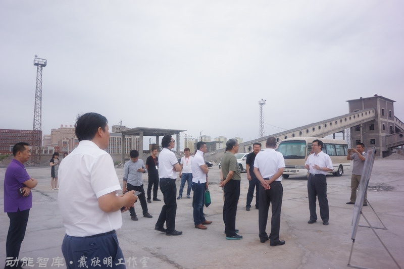 期间，戴欣明作为哈密碱厂改造的首席战略顾问，在哈密碱厂做密作品牌如何融入进行现场讲解，戴欣明与文化部副部长项兆伦亲切交流