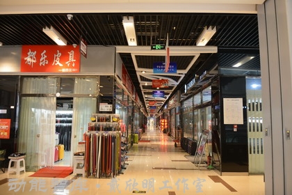 戴欣明工作室一行考察河北白沟和道国际箱包交易中心，对只有中国才有的专业市场进行调研，为白沟商品交易市场转型国际化商贸平台提供思路