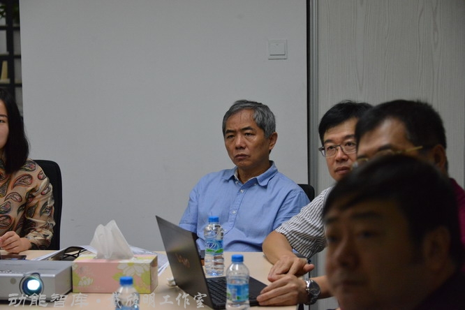 孟建民工程院院士团队在研讨高端项目战略定位策划+概念设计，首席规划战略顾问戴欣明，建筑师唐大为等团队成员各抒己见。研讨广西巴马天地人和主题策划，规划方案设计、建筑方案设计，哈密碱厂改造战略定位策划、概念规划设计
