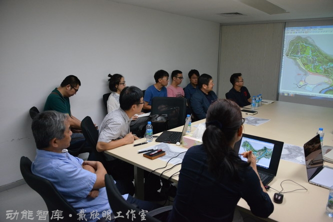 孟建民工程院院士团队在研讨高端项目战略定位策划+概念设计，首席规划战略顾问戴欣明，建筑师唐大为等团队成员各抒己见。研讨广西巴马天地人和主题策划，规划方案设计、建筑方案设计，哈密碱厂改造战略定位策划、概念规划设计