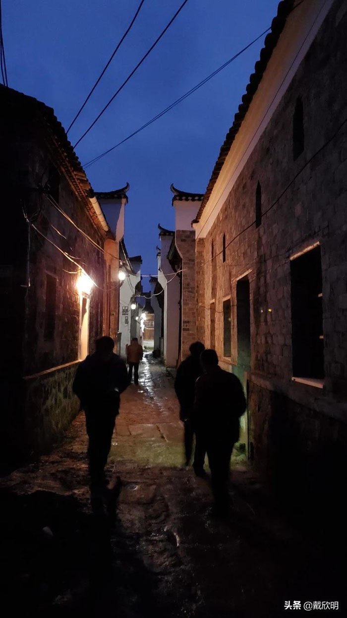 在景德镇东埠古街遇到查老先生请了他一本书一下子古码头的前世今生有