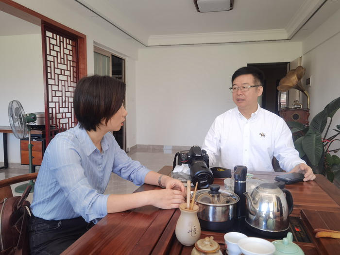 （动能智库院长、动能智库红色研学中心（深汕）主任戴欣明与武汉大学研学实践教育研究中心主任易红）