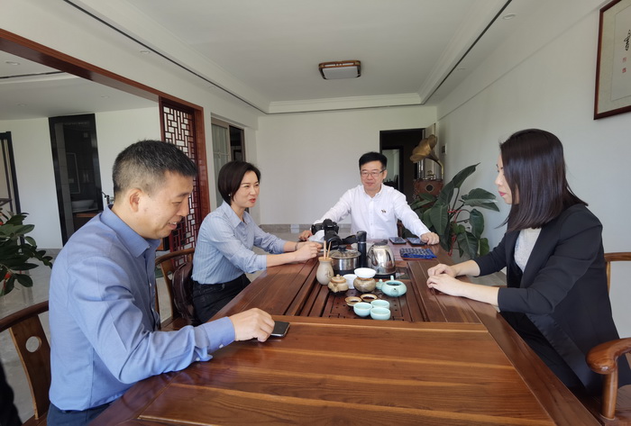 （动能智库院长、动能智库红色研学中心（深汕）主任戴欣明与武汉大学研学实践教育研究中心主任易红）