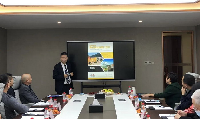 CTDU中旅联 全国跨界融合产业创新联合体 动能智库 奥特莱斯·新奥莱 大健康 共同富裕 数字奥莱　酒肆街品牌管理（深圳）有限公司 酒肆街小酒馆  中国特色文旅小镇商业街镇特许经营第一人戴欣明 中国特许经营第一人刘文献 四季康养文旅小镇惠州多个项目签约　黄华锦 国际品牌商业街　数字生活体验中心　数字康养体验中心　江边轻奢酒店　奢侈品创意学院　网红孵化基地　数字新奥莱网红直播中心　红色文化旅游　元宇宙VRAR场景等项目　助力更多国潮品牌出海　惠州五邦集团　酒肆街 动能智库蔡恒儿 动能智库李蓬青 海水康养