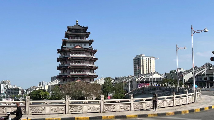小酒馆模式 惠州水东街桥东 旅居康养小镇 大湾区落地酒肆街 酒肆街小酒馆项目系统概要 【酒肆街】品牌概况 酒吧街 商业街 人文商业 酒肆街消费模式 国潮产业 四季康养产业落地惠州  前海四季康养管理（深圳）有限公司 《贵山行旅》 《上河行旅》 《欢乐上河》 【酒肆街】 项目例行会议及产业投资洽谈  动能智库·酒肆街品牌管理（深圳）有限公司 戴欣明工作室 蔡恒儿工作室 动能智库 茶产业电商模式再造 上河行旅 恒儿茶 恒儿的茶 酒肆街 酒肆街小酒馆 酒肆街啤酒 酒世界扎啤 酒肆街精酿 四季酒肆 大健康 乡村振兴 多产业振兴 高质量发展