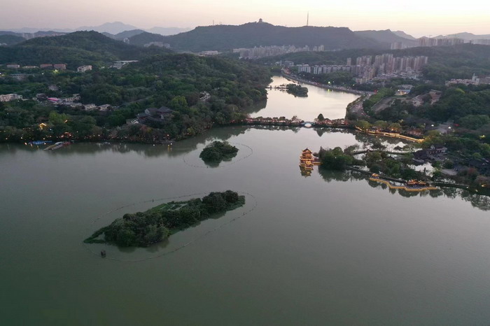 四季康养文旅小镇落地惠州 《贵山行旅》、《上河行旅》四季康养产业项目合作价值：三合一模式 动能智库版权系统 中国“四季康养文旅小镇”示范区，动能智库·前海四季康养管理（深圳）有限公司策划 南川永隆上河 酒肆小馆彻夜述 大碗啤酒思酒肆 祝屋巷驴窝酒馆 酒肆街惠州运营团队 动能投资 小酒馆模式 惠州水东街桥东 旅居康养小镇 大湾区落地酒肆街 酒肆街小酒馆项目系统概要 【酒肆街】品牌概况 酒吧街 商业街 人文商业 酒肆街消费模式 国潮产业 四季康养产业落地惠州  前海四季康养管理（深圳）有限公司 《贵山行旅》 《上河行旅》 《欢乐上河》