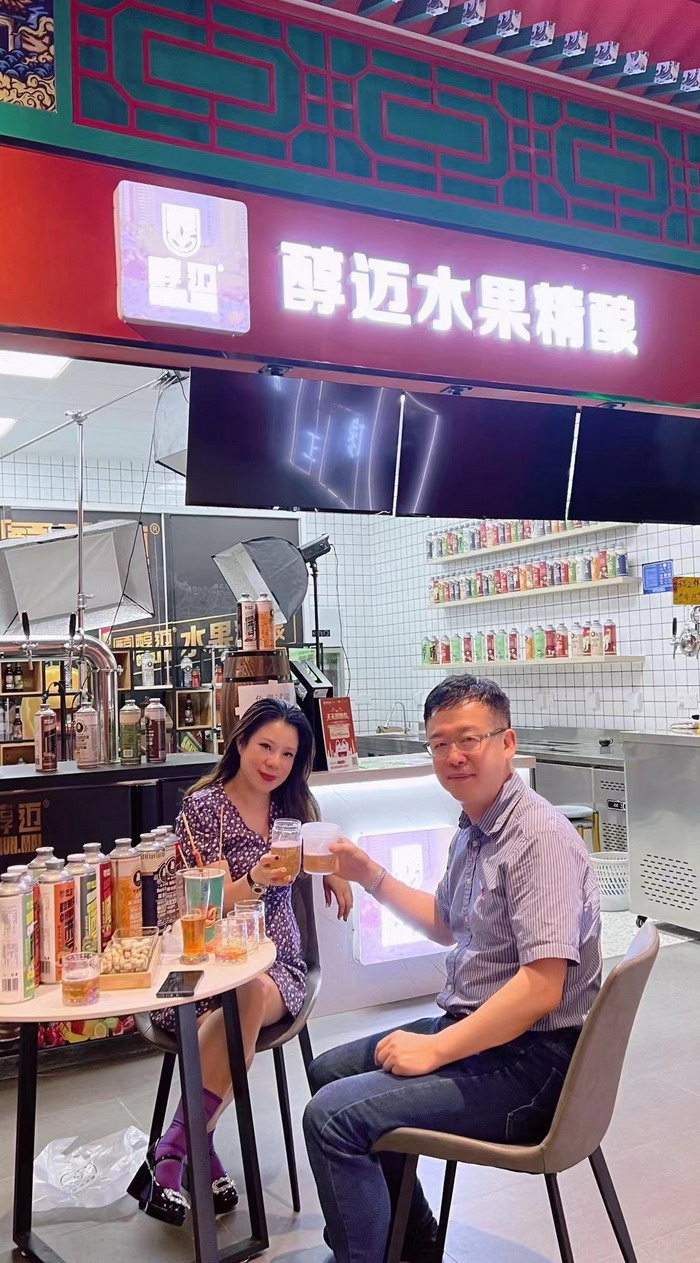 酒肆街小酒吧 醇岛引领精酿市 深圳醇岛啤酒有限公司董事长谢劭彬  水贝IBC 大厦 袁赫庭旅居康养小镇 大湾区落地酒肆街 酒肆街小酒馆项目系统概要 【酒肆街】品牌概况 酒吧街 商业街 人文商业 酒肆街消费模式 国潮产业 四季康养产业落地惠州  前海四季康养管理（深圳）有限公司 《贵山行旅》 《上河行旅》 《欢乐上河》 【酒肆街】 项目例行会议及产业投资洽谈  动能智库·酒肆街品牌管理（深圳）有限公司 戴欣明工作室 蔡恒儿工作室 动能智库 茶产业电商模式再造 上河行旅 恒儿茶 恒儿的茶 酒肆街 酒肆街小酒馆