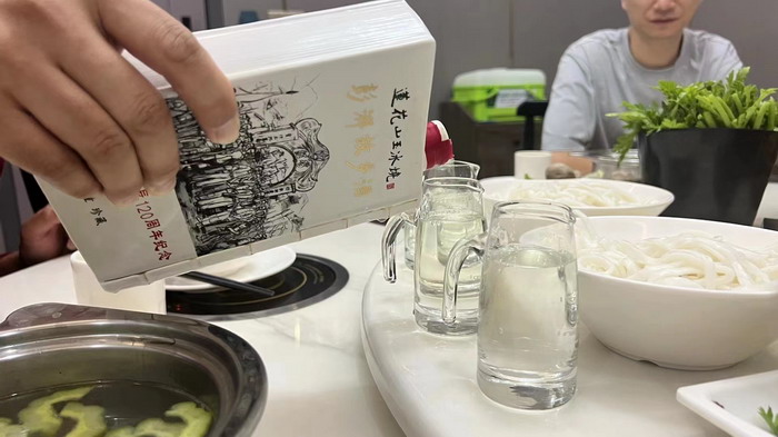 汕尾市海丰县彭湃故乡 红色文旅小镇 四季康养 乡村振兴 酒肆街 茶肆街 新媒体 文旅产业汕尾红海湾 地产圆桌派 全球酒吧源酒肆 酒肆街小酒馆 久康元酒 本草精酿 百师医谷 四季康养落地重庆南川区 茶肆街 冷沙泉水乾丰茶 高山云雾 永隆山麓上河来 冷沙泉水 南川乾丰镇茶产业升级 前海四季康养管理（深圳）有限公司南川纪行 前海四季康养管理（深圳）有限公司总经理戴欣明兼首席战略策划 副总经理蔡恒儿一行在南川区城市投资集团对永隆山 《永隆上河》   四季康养南川缘  南川东街改造升级 南川区城市定位策划 动能智库，戴欣明工作室，深圳市前海动能投资有限公司战略定位策划的项目 《永隆上河》在