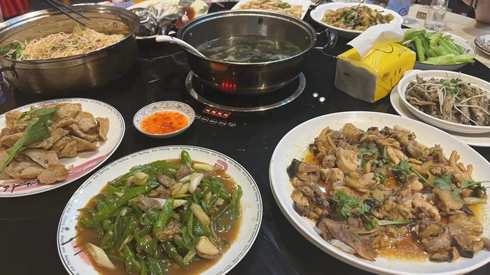 酒肆街·深圳签约仪式 【酒肆街】团队签约罗湖水贝珠宝大厦 欢乐上河之【酒肆街】 酒肆深圳旗舰 红色文旅小镇 四季康养 乡村振兴 酒肆街 茶肆街 新媒体 文旅产业汕尾红海湾 地产圆桌派 全球酒吧源酒肆 酒肆街小酒馆 久康元酒 本草精酿 百师医谷 四季康养落地重庆南川区 茶肆街 冷沙泉水乾丰茶 高山云雾 永隆山麓上河来 冷沙泉水 南川乾丰镇茶产业升级 前海四季康养管理（深圳）有限公司南川纪行 前海四季康养管理（深圳）有限公司总经理戴欣明兼首席战略策划 副总经理蔡恒儿一行在南川区城市投资集团对永隆山 《永隆上