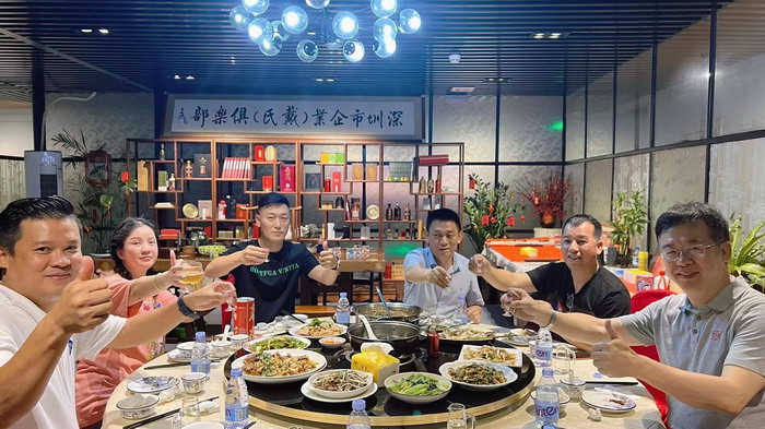 酒肆街·深圳签约仪式 【酒肆街】团队签约罗湖水贝珠宝大厦 欢乐上河之【酒肆街】 酒肆深圳旗舰 红色文旅小镇 四季康养 乡村振兴 酒肆街 茶肆街 新媒体 文旅产业汕尾红海湾 地产圆桌派 全球酒吧源酒肆 酒肆街小酒馆 久康元酒 本草精酿 百师医谷 四季康养落地重庆南川区 茶肆街 冷沙泉水乾丰茶 高山云雾 永隆山麓上河来 冷沙泉水 南川乾丰镇茶产业升级 前海四季康养管理（深圳）有限公司南川纪行 前海四季康养管理（深圳）有限公司总经理戴欣明兼首席战略策划 副总经理蔡恒儿一行在南川区城市投资集团对永隆山 《永隆上