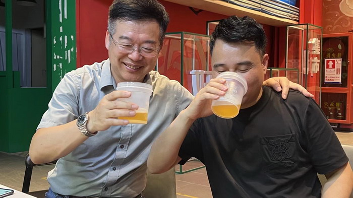 深圳酒肆街镇 《来了就是深圳人》由潇峰填词作曲演唱 汴河书院 酒肆街·深圳签约仪式 【酒肆街】团队签约罗湖水贝珠宝大厦 欢乐上河之【酒肆街】 酒肆深圳旗舰 红色文旅小镇 四季康养 乡村振兴 酒肆街 茶肆街 新媒体 文旅产业汕尾红海湾 地产圆桌派 全球酒吧源酒肆 酒肆街小酒馆 久康元酒 本草精酿 百师医谷 四季康养落地重庆南川区 茶肆街 冷沙泉水乾丰茶 高山云雾 永隆山麓上河来 冷沙泉水 南川乾丰镇茶产业升级 前海四季康养管理（深圳）有限公司南川纪行 前海四季康养管理（深圳）有限公司总经理戴欣明兼首席战略策划 副总经理