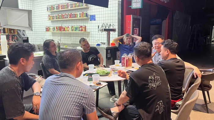 深圳酒肆街镇 《来了就是深圳人》由潇峰填词作曲演唱 汴河书院 酒肆街·深圳签约仪式 【酒肆街】团队签约罗湖水贝珠宝大厦 欢乐上河之【酒肆街】 酒肆深圳旗舰 红色文旅小镇 四季康养 乡村振兴 酒肆街 茶肆街 新媒体 文旅产业汕尾红海湾 地产圆桌派 全球酒吧源酒肆 酒肆街小酒馆 久康元酒 本草精酿 百师医谷 四季康养落地重庆南川区 茶肆街 冷沙泉水乾丰茶 高山云雾 永隆山麓上河来 冷沙泉水 南川乾丰镇茶产业升级 前海四季康养管理（深圳）有限公司南川纪行 前海四季康养管理（深圳）有限公司总经理戴欣明兼首席战略策划 副总经理