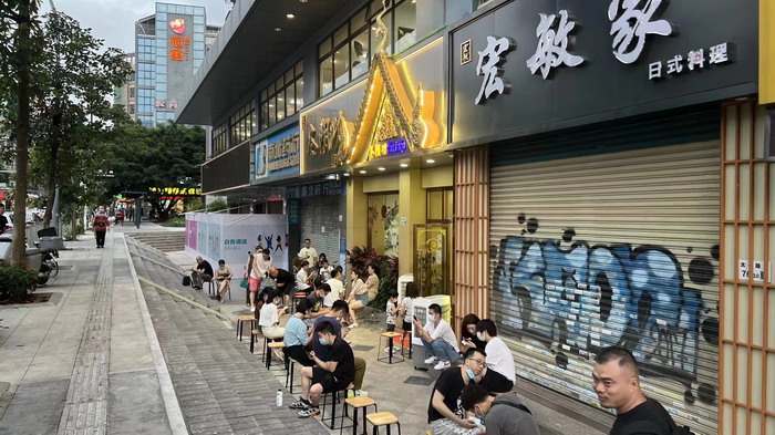 东街草市 酒肆街，酒肆街小酒馆定位 年轻人的社交圈 深圳酒肆街镇  汴河书院 酒肆街·深圳签约仪式 【酒肆街】团队签约罗湖水贝珠宝大厦 欢乐上河之【酒肆街】 酒肆深圳旗舰 红色文旅小镇 四季康养 乡村振兴 酒肆街 茶肆街 新媒体 文旅产业汕尾红海湾 地产圆桌派 全球酒吧源酒肆 酒肆街小酒馆 久康元酒 本草精酿 百师医谷 四季康养落地重庆南川区 茶肆街 冷沙泉水乾丰茶 高山云雾 永隆山麓上河来 冷沙泉水 南川乾丰镇茶产业升级 前海四季康养管理（深圳）有限公司南川纪行 前海四季康养管理（深圳）有限公司总经理戴
