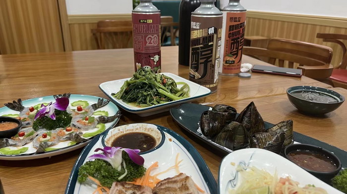 东街草市 酒肆街，酒肆街小酒馆定位 年轻人的社交圈 深圳酒肆街镇  汴河书院 酒肆街·深圳签约仪式 【酒肆街】团队签约罗湖水贝珠宝大厦 欢乐上河之【酒肆街】 酒肆深圳旗舰 红色文旅小镇 四季康养 乡村振兴 酒肆街 茶肆街 新媒体 文旅产业汕尾红海湾 地产圆桌派 全球酒吧源酒肆 酒肆街小酒馆 久康元酒 本草精酿 百师医谷 四季康养落地重庆南川区 茶肆街 冷沙泉水乾丰茶 高山云雾 永隆山麓上河来 冷沙泉水 南川乾丰镇茶产业升级 前海四季康养管理（深圳）有限公司南川纪行 前海四季康养管理（深圳）有限公司总经理戴