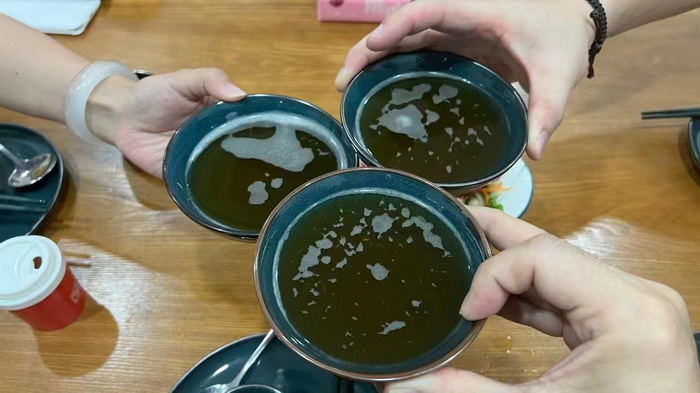 东街草市 酒肆街，酒肆街小酒馆定位 年轻人的社交圈 深圳酒肆街镇  汴河书院 酒肆街·深圳签约仪式 【酒肆街】团队签约罗湖水贝珠宝大厦 欢乐上河之【酒肆街】 酒肆深圳旗舰 红色文旅小镇 四季康养 乡村振兴 酒肆街 茶肆街 新媒体 文旅产业汕尾红海湾 地产圆桌派 全球酒吧源酒肆 酒肆街小酒馆 久康元酒 本草精酿 百师医谷 四季康养落地重庆南川区 茶肆街 冷沙泉水乾丰茶 高山云雾 永隆山麓上河来 冷沙泉水 南川乾丰镇茶产业升级 前海四季康养管理（深圳）有限公司南川纪行 前海四季康养管理（深圳）有限公司总经理戴