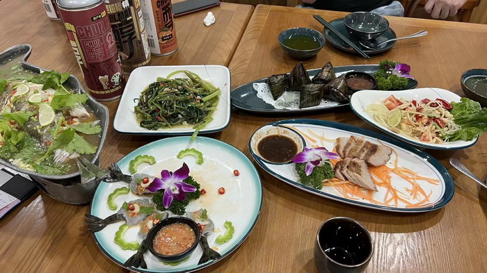 东街草市 酒肆街，酒肆街小酒馆定位 年轻人的社交圈 深圳酒肆街镇  汴河书院 酒肆街·深圳签约仪式 【酒肆街】团队签约罗湖水贝珠宝大厦 欢乐上河之【酒肆街】 酒肆深圳旗舰 红色文旅小镇 四季康养 乡村振兴 酒肆街 茶肆街 新媒体 文旅产业汕尾红海湾 地产圆桌派 全球酒吧源酒肆 酒肆街小酒馆 久康元酒 本草精酿 百师医谷 四季康养落地重庆南川区 茶肆街 冷沙泉水乾丰茶 高山云雾 永隆山麓上河来 冷沙泉水 南川乾丰镇茶产业升级 前海四季康养管理（深圳）有限公司南川纪行 前海四季康养管理（深圳）有限公司总经理戴