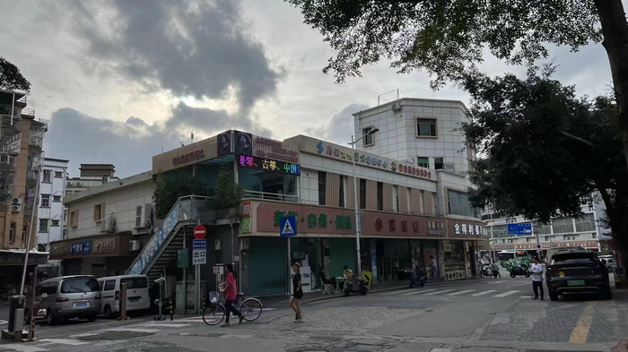 酒肆街小酒馆梧桐山店 东街草市 酒肆街，酒肆街小酒馆定位 年轻人的社交圈 深圳酒肆街镇  汴河书院 酒肆街·深圳签约仪式 【酒肆街】团队签约罗湖水贝珠宝大厦 欢乐上河之【酒肆街】 酒肆深圳旗舰 红色文旅小镇 四季康养 乡村振兴 酒肆街 茶肆街 新媒体 文旅产业汕尾红海湾 地产圆桌派 全球酒吧源酒肆 酒肆街小酒馆 久康元酒 本草精酿 百师医谷 四季康养落地重庆南川区 茶肆街 冷沙泉水乾丰茶 高山云雾 永隆山麓上河来 冷沙泉水 南川乾丰镇茶产业升级 前海四季康养管理（深圳）有限公司南川纪行 前海四季康养管理（深圳）有限公司总经理戴