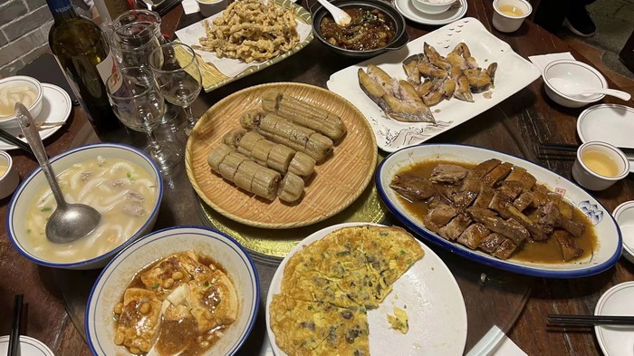 东街草市 酒肆街，酒肆街小酒馆定位 年轻人的社交圈 深圳酒肆街镇  汴河书院 酒肆街·深圳签约仪式 【酒肆街】团队签约罗湖水贝珠宝大厦 欢乐上河之【酒肆街】 酒肆深圳旗舰 红色文旅小镇 四季康养 乡村振兴 酒肆街 茶肆街 新媒体 文旅产业汕尾红海湾 地产圆桌派 全球酒吧源酒肆 酒肆街小酒馆 久康元酒 本草精酿 百师医谷 四季康养落地重庆南川区 茶肆街 冷沙泉水乾丰茶 高山云雾 永隆山麓上河来 冷沙泉水 南川乾丰镇茶产业升级 前海四季康养管理（深圳）有限公司南川纪行 前海四季康养管理（深圳）有限公司总经理戴