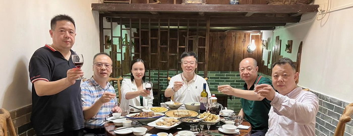 东街草市 酒肆街，酒肆街小酒馆定位 年轻人的社交圈 深圳酒肆街镇  汴河书院 酒肆街·深圳签约仪式 【酒肆街】团队签约罗湖水贝珠宝大厦 欢乐上河之【酒肆街】 酒肆深圳旗舰 红色文旅小镇 四季康养 乡村振兴 酒肆街 茶肆街 新媒体 文旅产业汕尾红海湾 地产圆桌派 全球酒吧源酒肆 酒肆街小酒馆 久康元酒 本草精酿 百师医谷 四季康养落地重庆南川区 茶肆街 冷沙泉水乾丰茶 高山云雾 永隆山麓上河来 冷沙泉水 南川乾丰镇茶产业升级 前海四季康养管理（深圳）有限公司南川纪行 前海四季康养管理（深圳）有限公司总经理戴