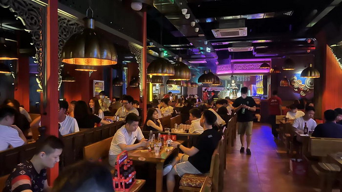 东街草市 酒肆街，酒肆街小酒馆定位 年轻人的社交圈 深圳酒肆街镇  汴河书院 酒肆街·深圳签约仪式 【酒肆街】团队签约罗湖水贝珠宝大厦 欢乐上河之【酒肆街】 酒肆深圳旗舰 红色文旅小镇 四季康养 乡村振兴 酒肆街 茶肆街 新媒体 文旅产业汕尾红海湾 地产圆桌派 全球酒吧源酒肆 酒肆街小酒馆 久康元酒 本草精酿 百师医谷 四季康养落地重庆南川区 茶肆街 冷沙泉水乾丰茶 高山云雾 永隆山麓上河来 冷沙泉水 南川乾丰镇茶产业升级 前海四季康养管理（深圳）有限公司南川纪行 前海四季康养管理（深圳）有限公司总经理戴