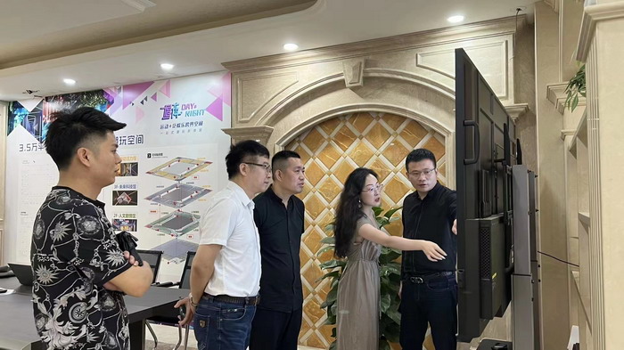东街草市 酒肆街，酒肆街小酒馆定位 年轻人的社交圈 深圳酒肆街镇  汴河书院 酒肆街·深圳签约仪式 【酒肆街】团队签约罗湖水贝珠宝大厦 欢乐上河之【酒肆街】 酒肆深圳旗舰 红色文旅小镇 四季康养 乡村振兴 酒肆街 茶肆街 新媒体 文旅产业汕尾红海湾 地产圆桌派 全球酒吧源酒肆 酒肆街小酒馆 久康元酒 本草精酿 百师医谷 四季康养落地重庆南川区 茶肆街 冷沙泉水乾丰茶 高山云雾 永隆山麓上河来 冷沙泉水 南川乾丰镇茶产业升级 前海四季康养管理（深圳）有限公司南川纪行 前海四季康养管理（深圳）有限公司总经理戴