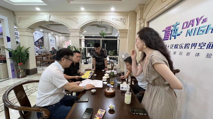 东街草市 酒肆街，酒肆街小酒馆定位 年轻人的社交圈 深圳酒肆街镇  汴河书院 酒肆街·深圳签约仪式 【酒肆街】团队签约罗湖水贝珠宝大厦 欢乐上河之【酒肆街】 酒肆深圳旗舰 红色文旅小镇 四季康养 乡村振兴 酒肆街 茶肆街 新媒体 文旅产业汕尾红海湾 地产圆桌派 全球酒吧源酒肆 酒肆街小酒馆 久康元酒 本草精酿 百师医谷 四季康养落地重庆南川区 茶肆街 冷沙泉水乾丰茶 高山云雾 永隆山麓上河来 冷沙泉水 南川乾丰镇茶产业升级 前海四季康养管理（深圳）有限公司南川纪行 前海四季康养管理（深圳）有限公司总经理戴