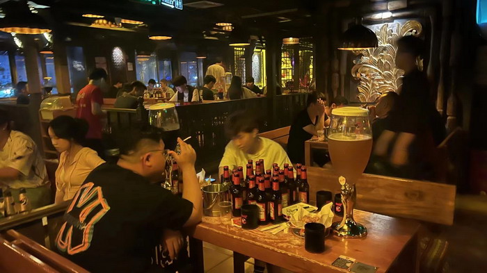 东街草市 酒肆街，酒肆街小酒馆定位 年轻人的社交圈 深圳酒肆街镇  汴河书院 酒肆街·深圳签约仪式 【酒肆街】团队签约罗湖水贝珠宝大厦 欢乐上河之【酒肆街】 酒肆深圳旗舰 红色文旅小镇 四季康养 乡村振兴 酒肆街 茶肆街 新媒体 文旅产业汕尾红海湾 地产圆桌派 全球酒吧源酒肆 酒肆街小酒馆 久康元酒 本草精酿 百师医谷 四季康养落地重庆南川区 茶肆街 冷沙泉水乾丰茶 高山云雾 永隆山麓上河来 冷沙泉水 南川乾丰镇茶产业升级 前海四季康养管理（深圳）有限公司南川纪行 前海四季康养管理（深圳）有限公司总经理戴