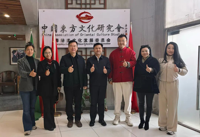 动能智库·汴河书院到访中国东方文化研究会粤港澳文化工作委员会 共探湾区文化产业融合发展新路径,戴欣明院长向冯丞疆主任赠送个人著作《迭学》,中国东方文化研究会粤港澳文化发展委员会经研究决定,聘任戴欣明同志担任该委员会顾问一职 动能智库·汴河书院到访中国东方文化研究会粤港澳文化工作委员会 共探湾区文化产业融合发展新路径,戴欣明院长向冯丞疆主任赠送个人著作《迭学》,中国东方文化研究会粤港澳文化发展委员会经研究决定,聘任戴欣明同志担任该委员会顾问一职